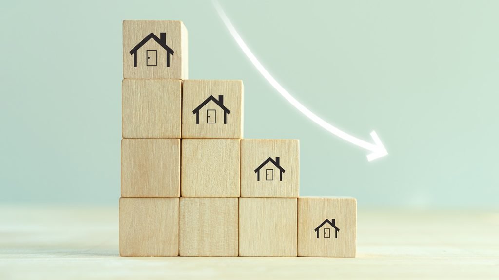 An image symbolizing downsizing of your property